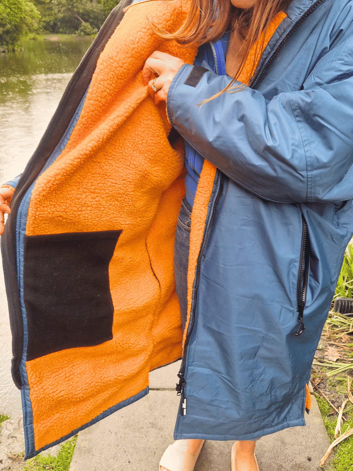 Blazing Moose Eco - long sleeve changing robe - steel blue/vibrant orange