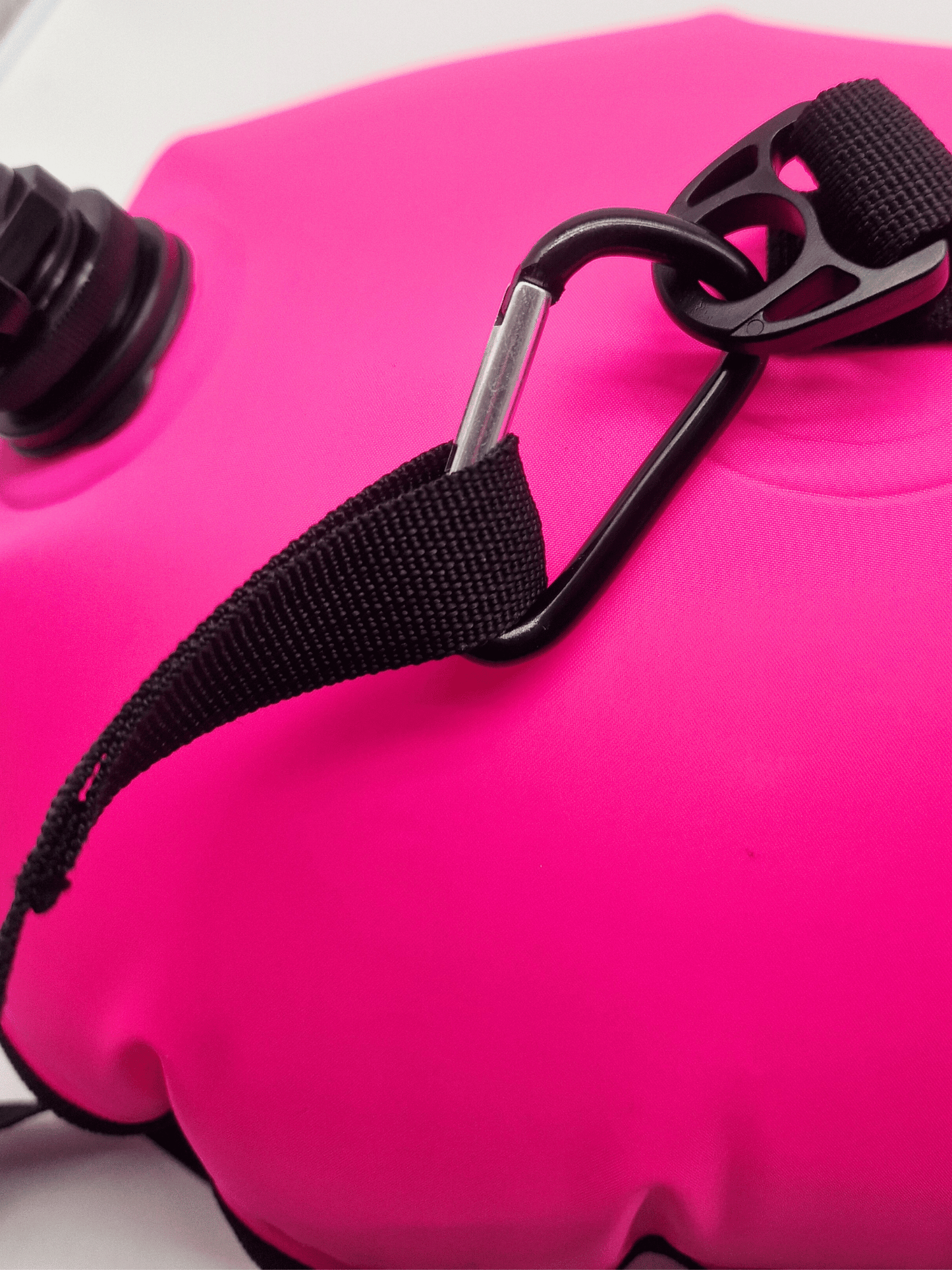 caribiner clip of leash on pink tow float