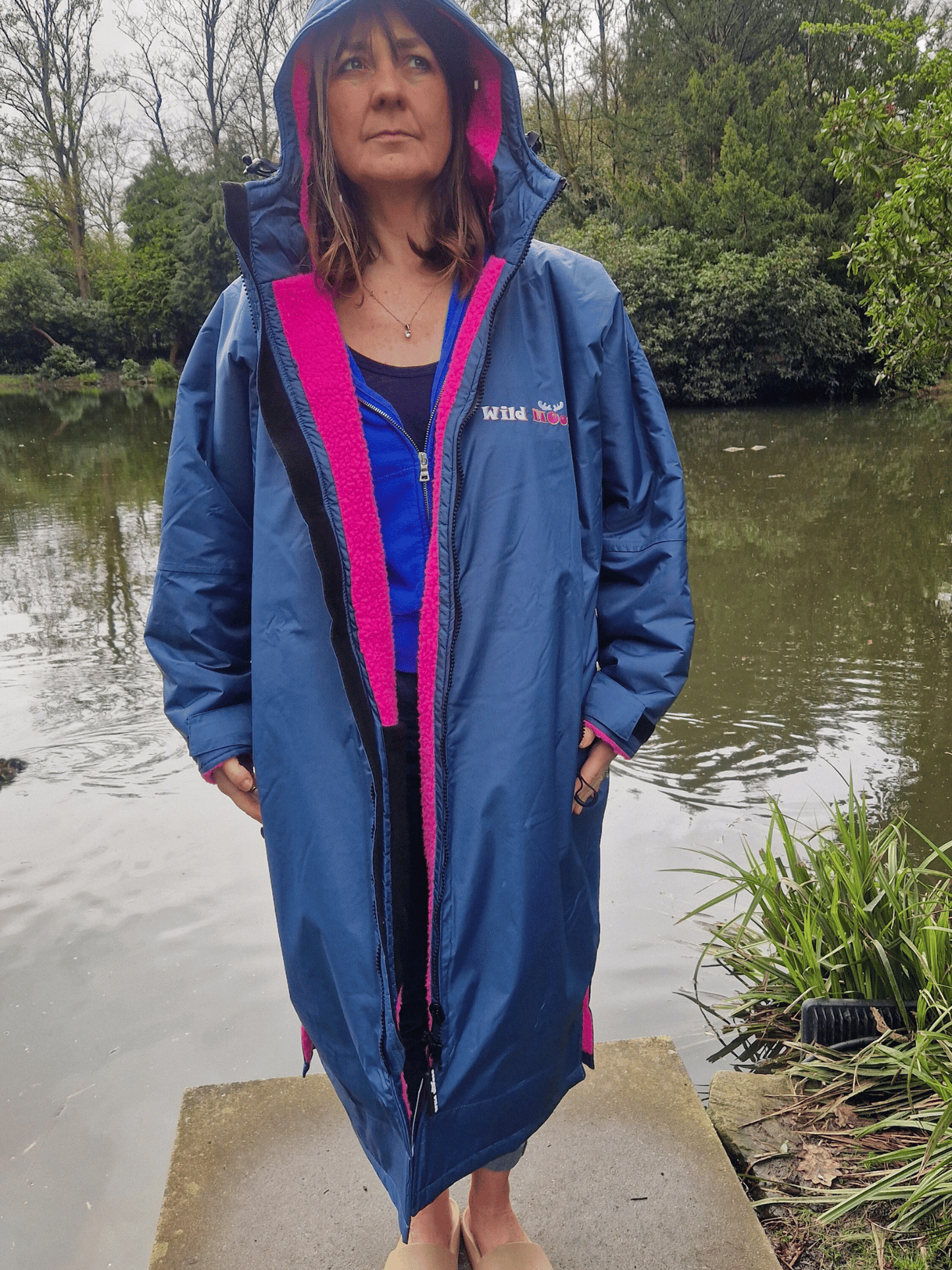 Tickled Moose Eco - long sleeve changing robe - steel blue/hot pink