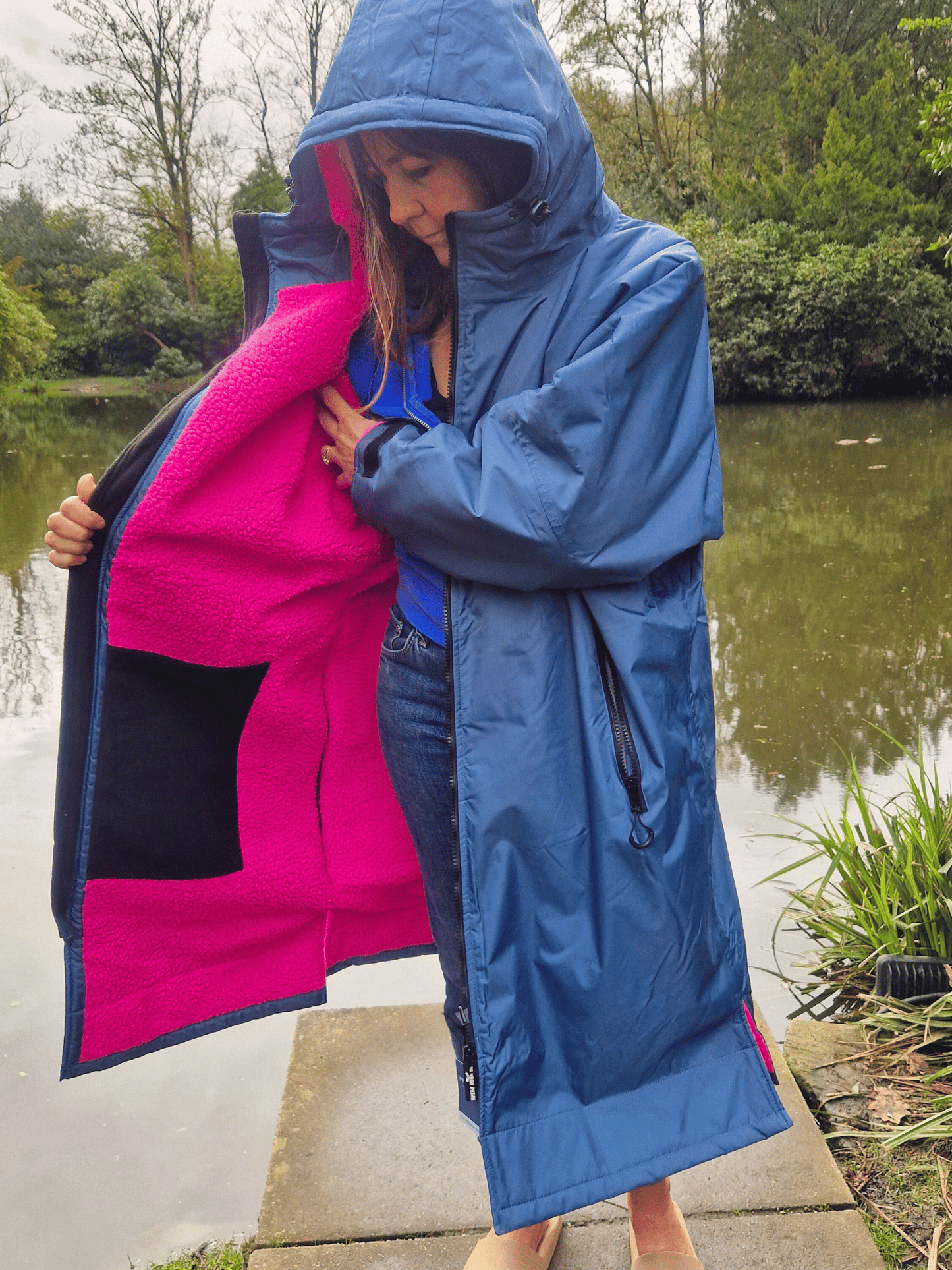 Tickled Moose Eco - long sleeve changing robe - steel blue/hot pink