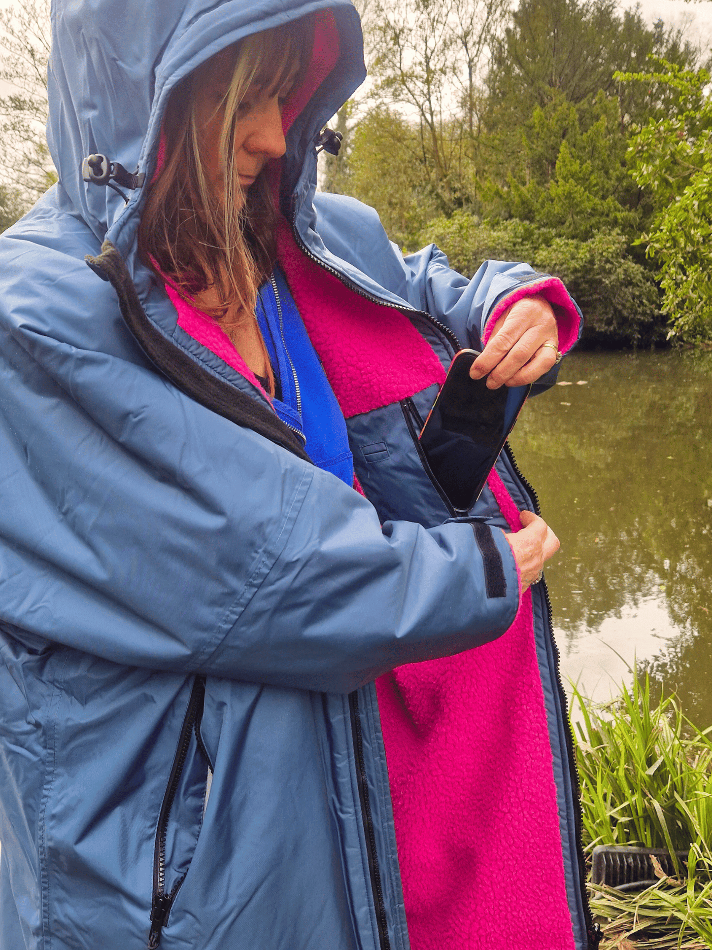Tickled Moose Eco - long sleeve changing robe - steel blue/hot pink