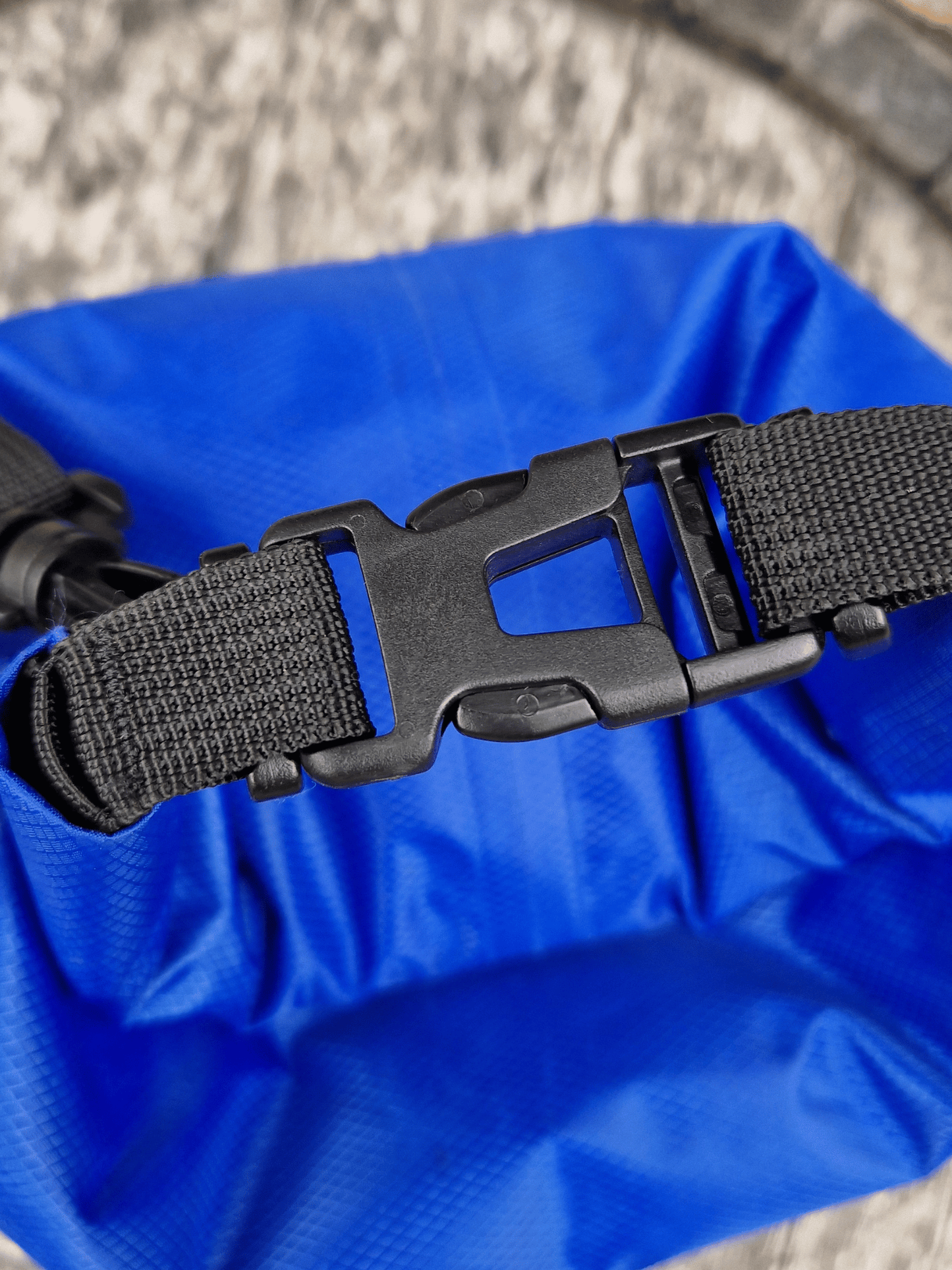 close up of the top buckle of the 10L blue dry bag